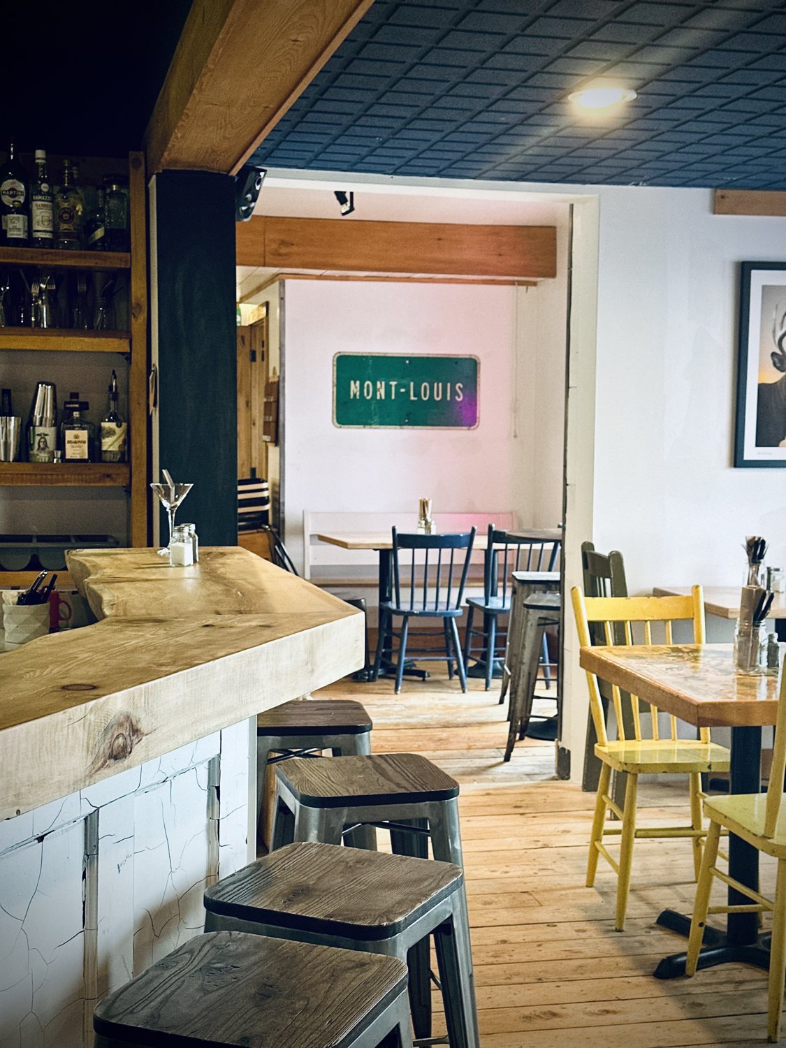 Intérieur chaleureux du café de l’Amarré