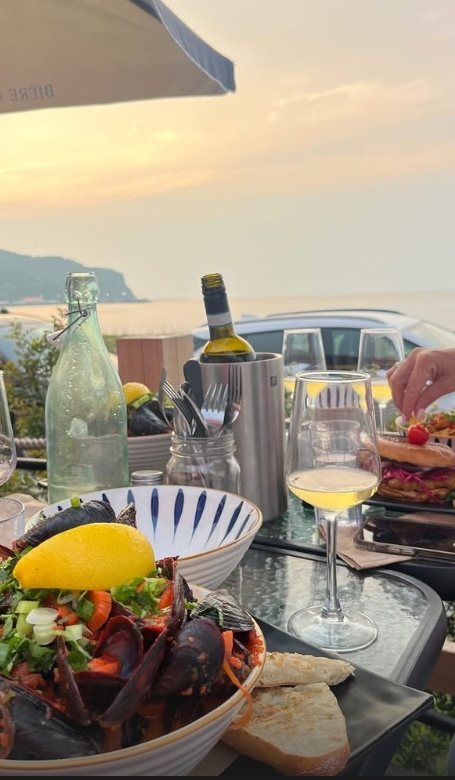 Repas sur la terrasse face à la mer